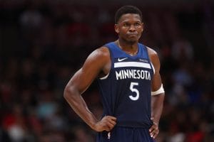 Anthony Edwards se toma un respiro durante un partido de pretemporada