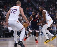 James Harden se intenta zafar de la presión de Kevin Durant