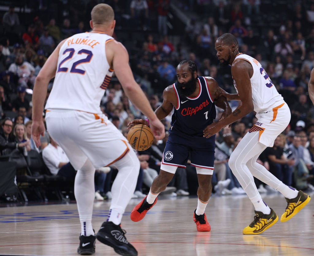 James Harden se intenta zafar de la presión de Kevin Durant