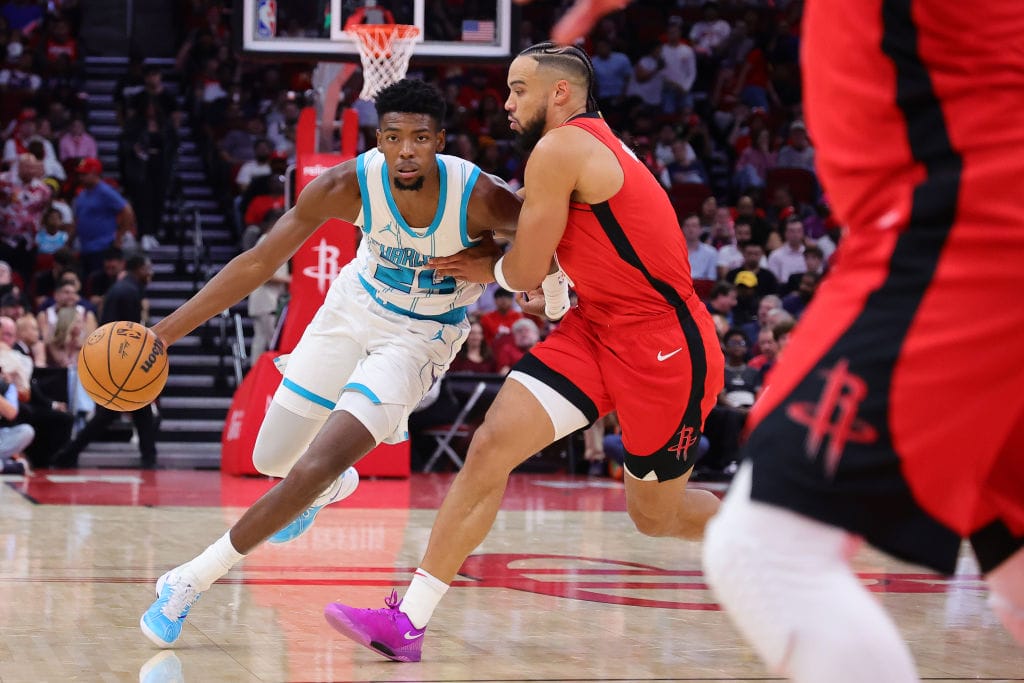 Brandon Miller trata de superar con bote a Dillon Brooks