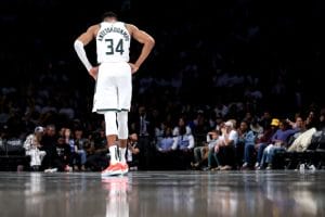 Giannis Antetokounmpo, cabizbajo tras la segunda derrota de Milwaukee
