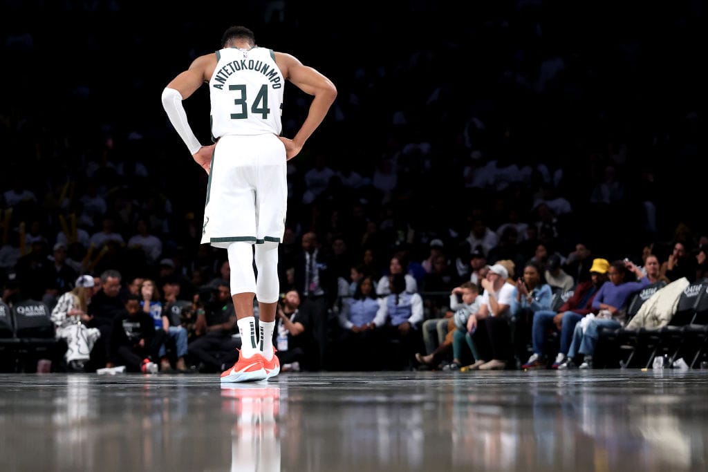 Giannis Antetokounmpo, cabizbajo tras la segunda derrota de Milwaukee