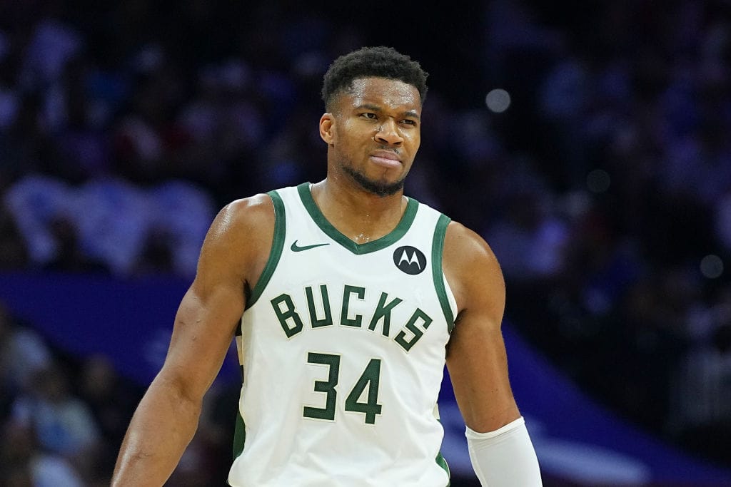 Giannis Antetokounmpo con cara contrariada