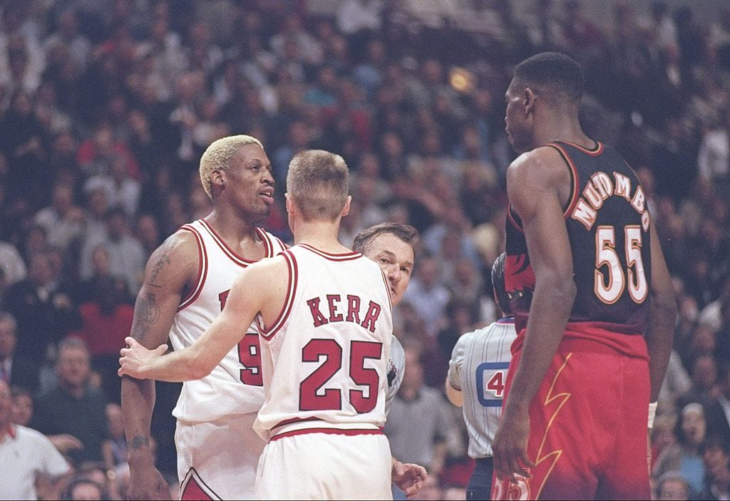 Dennis Rodman se encara con Dikembe Mutombo mientras Steve Kerr los separa en un Bulls-Hawks de 1997