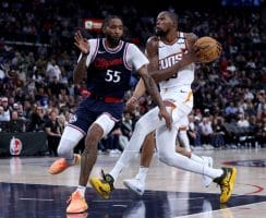 Kevin Durant es defendido por Derrick Jones Jr.