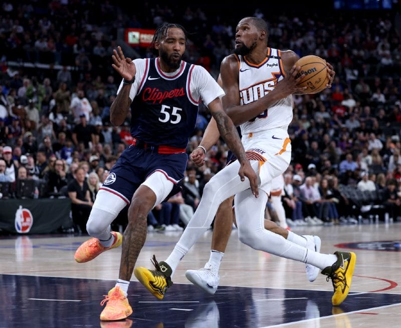 Kevin Durant es defendido por Derrick Jones Jr.