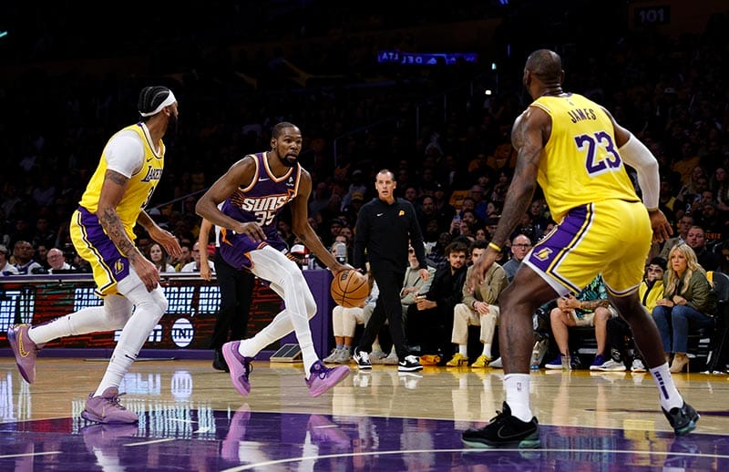 Kevin Durant frente a LeBron y Davis