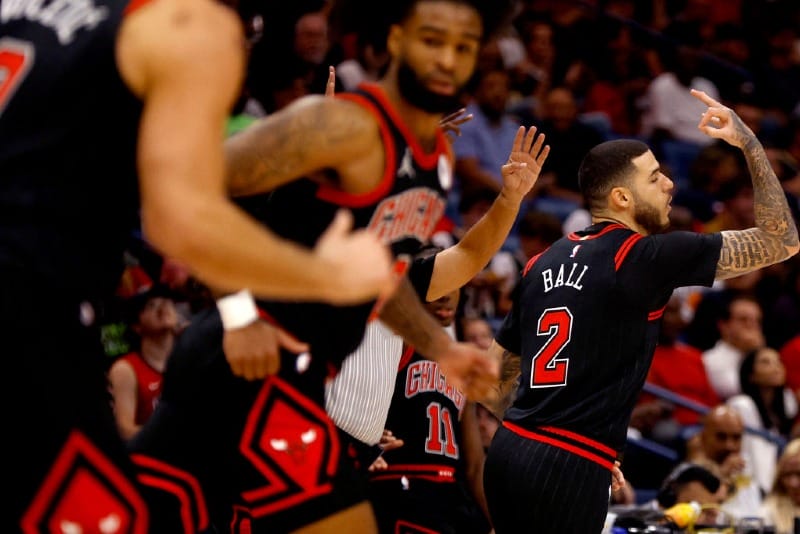 Lonzo Ball celebra un triple