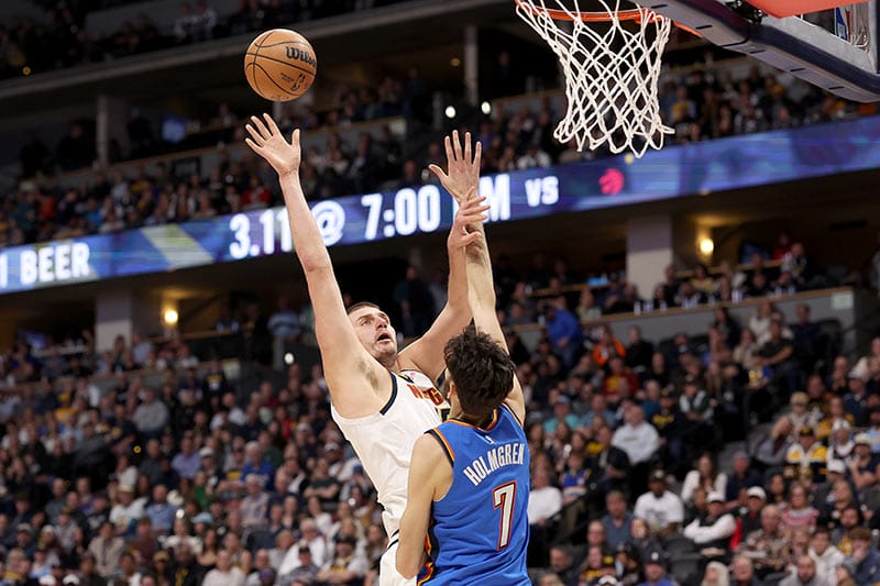 Jokic lanza sobre Chet Holmgren