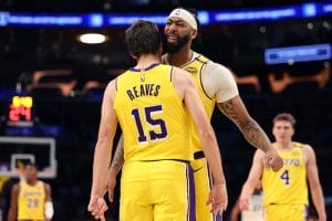 Anthony Davis celebra junto a Austin Reaves