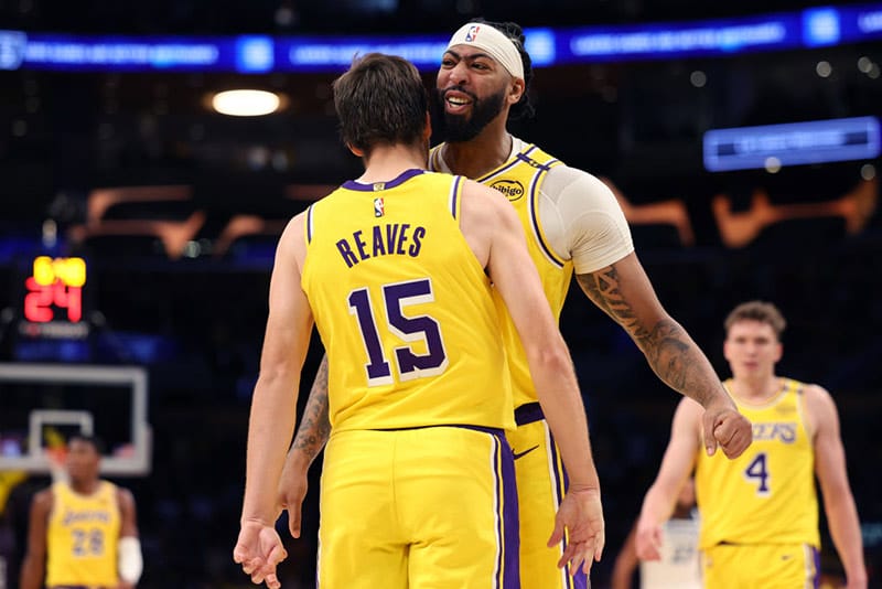 Anthony Davis celebra junto a Austin Reaves