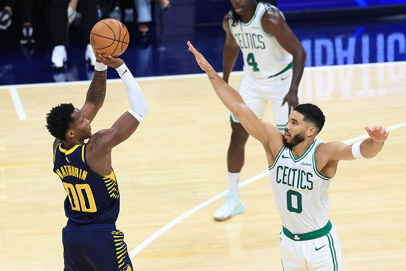 Mathurin lanza un triple sobre Jayson Tatum