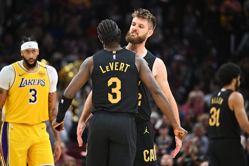 Caris LeVert y Dean Wade celebran una acción