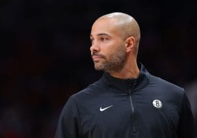 Jordi Fernández dirige un partido