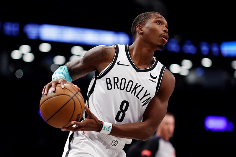 Lonnie Walker penetra a canasta