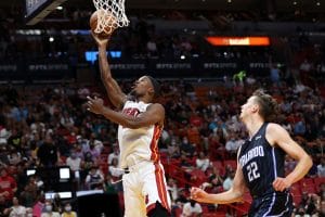 Jimmy Butler anota bajo el aro
