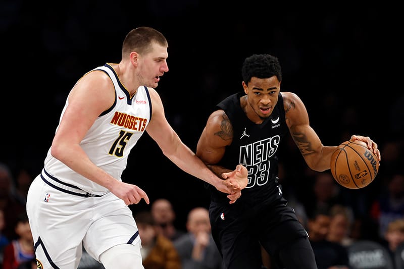 Jokic defiende a Claxton