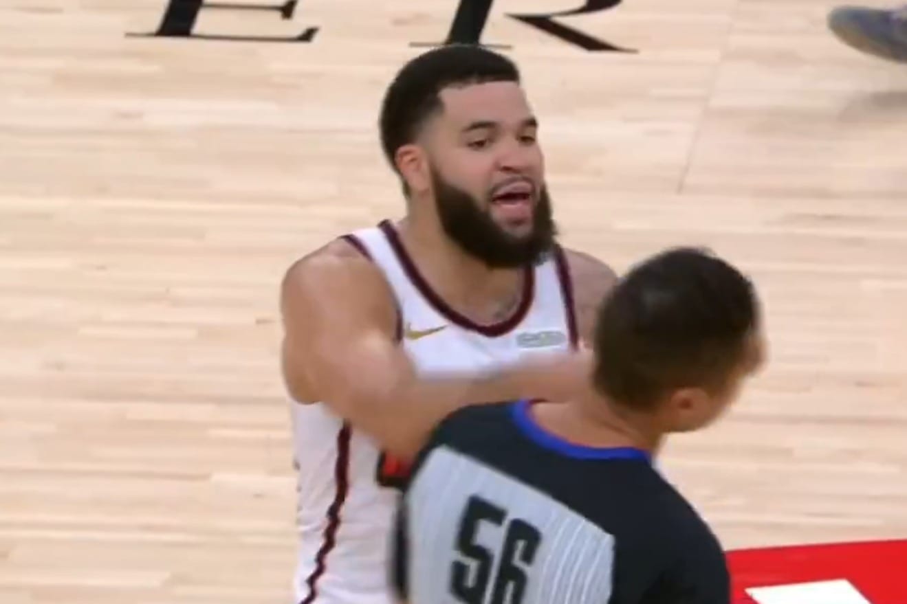 Fred VanVleet señala al árbitro cerca de su rostro