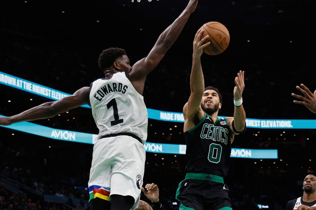 Anthony Edwards trata de taponar una bandeja de Jayson Tatum
