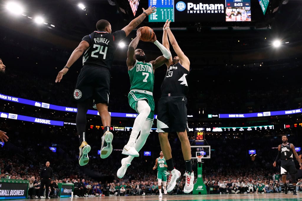 Jaylen Brown intenta el mate ante Norman Powell y Nicolas Battum