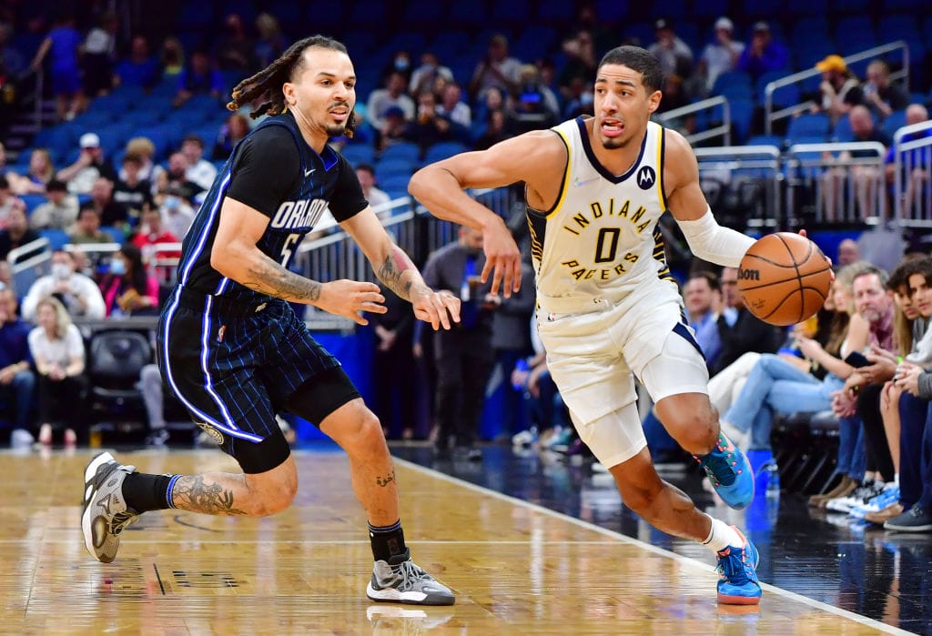 Tyrese Haliburton trata de superar a Cole Anthony