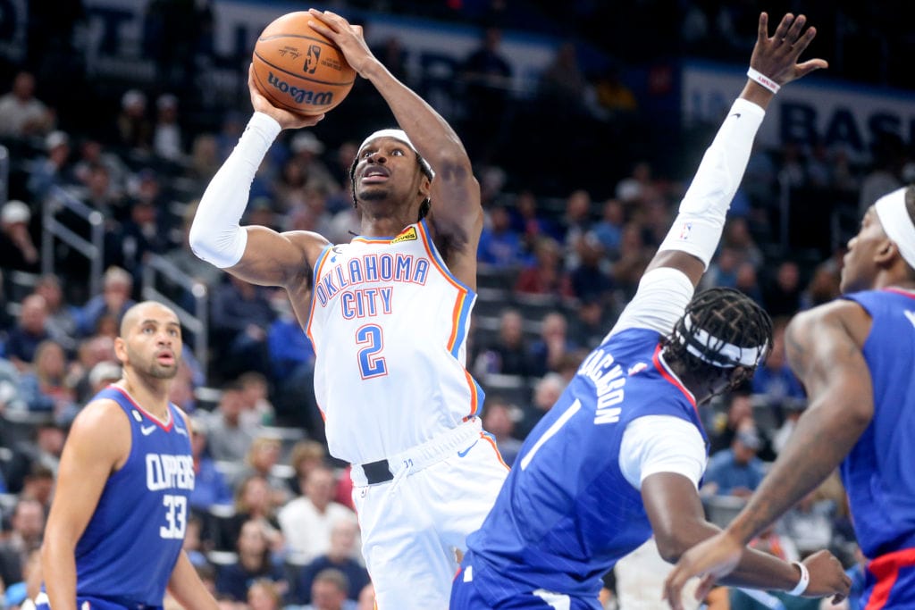 Shai Gilgeous-Alexander lanza a canasta en un partido previo ante los Clippers