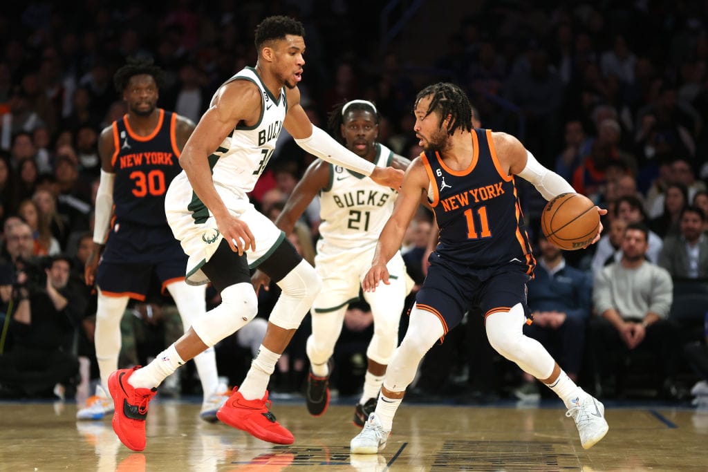 Jalen Brunson trata de superar a Giannis Antetokounmpo