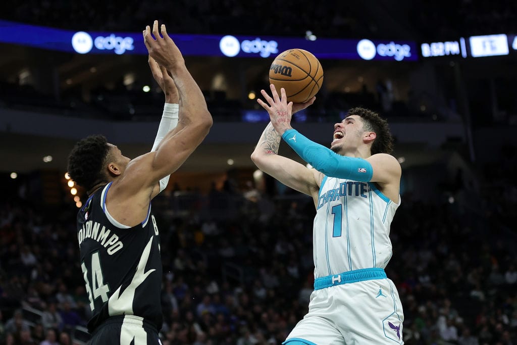 Lamelo Ball tratando de anotar frente a Antetokounmpo