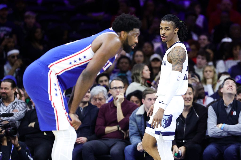 JoelEmbiid y Ja Morant durante un Sixers vs. Grizzlies
