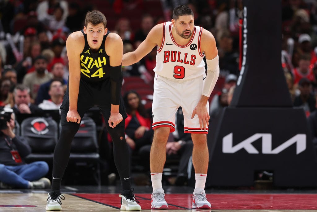 Walker Kessler y Nikola Vucevic en un partido del pasado curso