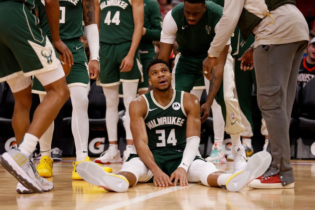 Giannis Antetokounmpo rodeado de compañeros