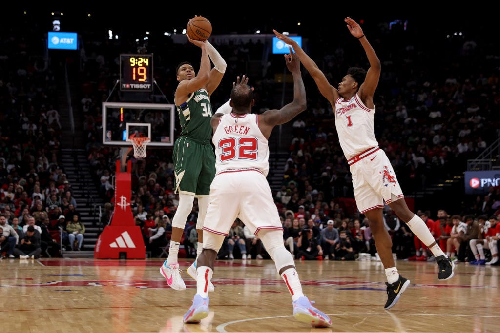 Giannis Antetokounmpo lanza a canasta