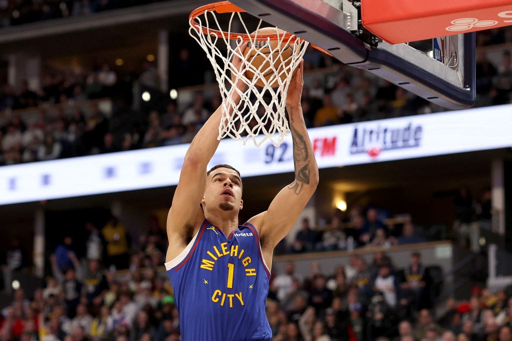 Michael Porter Jr. haciendo un mate contra los Pelicans
