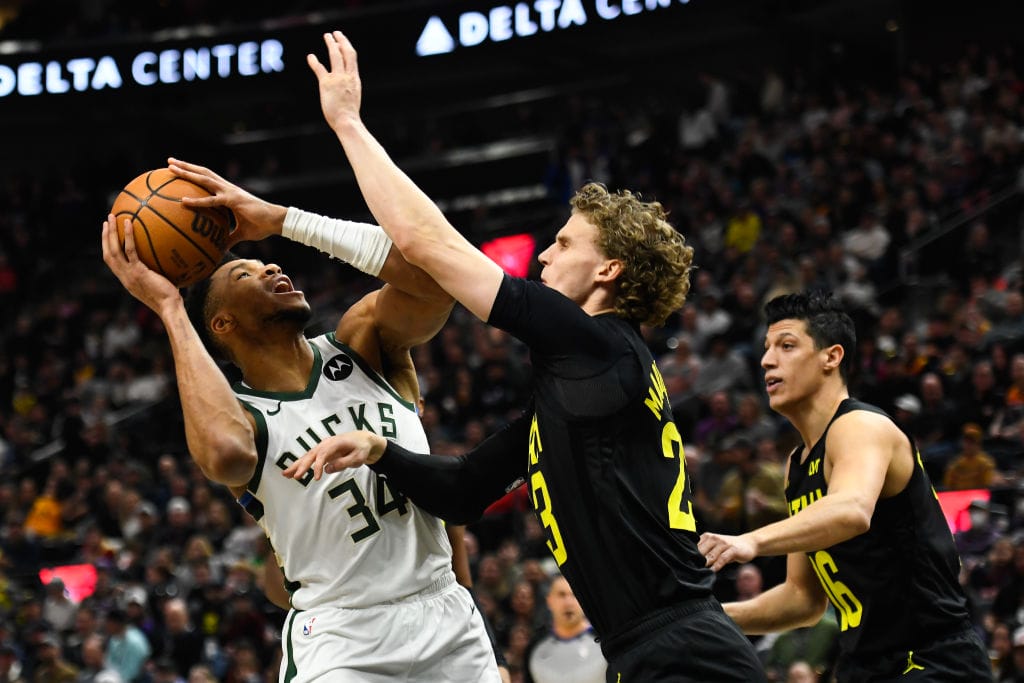 Giannis Antetokounmpo trata de anotar sobre Lauri Markkanen