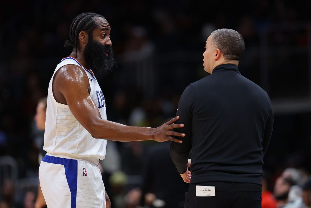 James Harden y Ty Lue