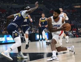 Paul George en un partido contra los Denver Nuggets