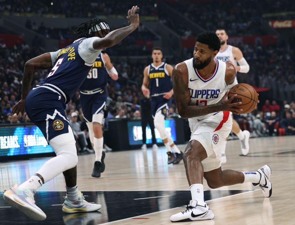 Paul George en un partido contra los Denver Nuggets