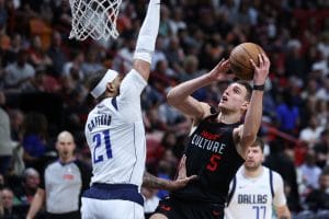 Nikola Jovic lanza ante la defensa de Gafford