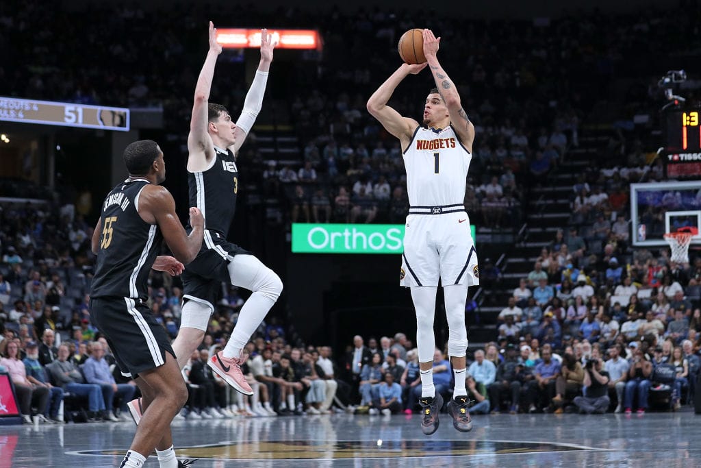Michael Porter Jr. lanza a canasta