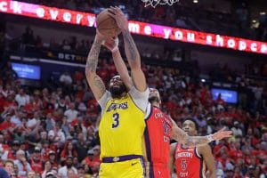 Anthony Davis captura un rebote