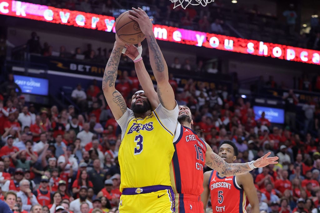 Anthony Davis captura un rebote