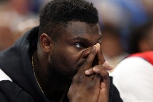 Zion Williamson se resigna en el banquillo