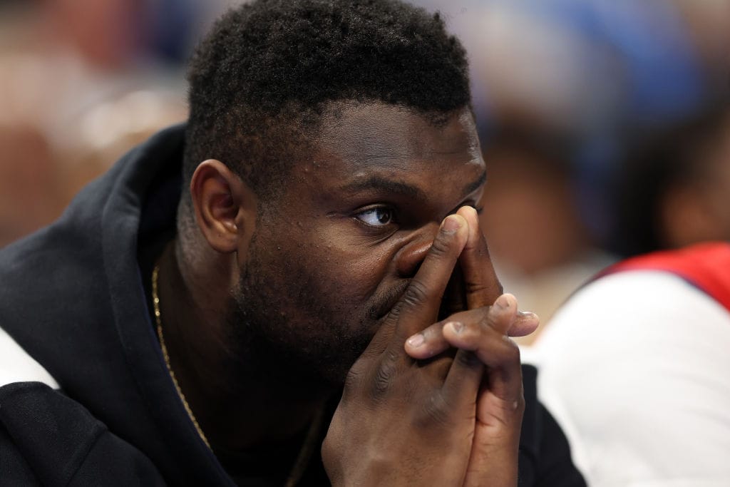 Zion Williamson se resigna en el banquillo