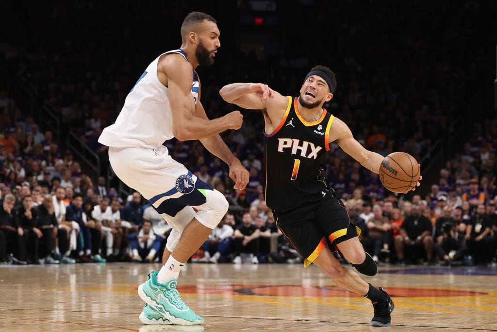 Devin Booker defendido por Rudy Gobert