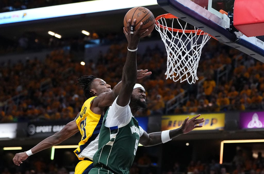 Bobby Portis intenta anotar