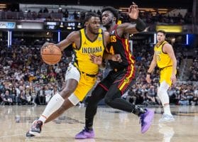 Jarace Walker conduce el balón ante la defensa de A.J. Griffin