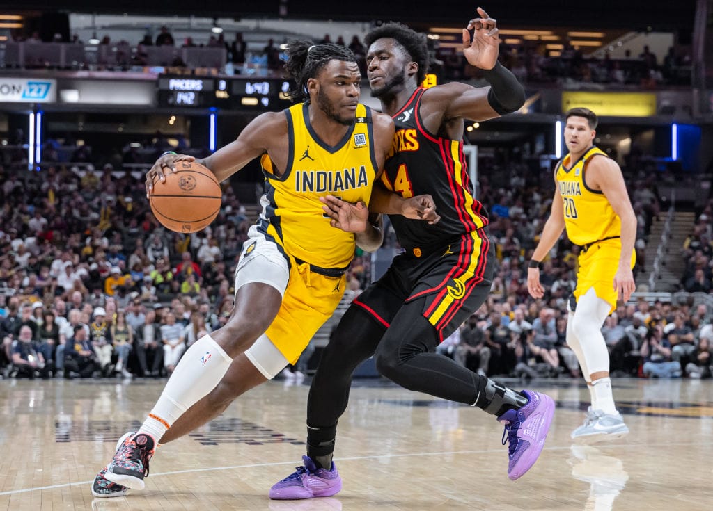 Jarace Walker conduce el balón ante la defensa de A.J. Griffin