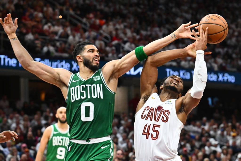Jayson Tatum y Donovan Mitchell disputan un balón