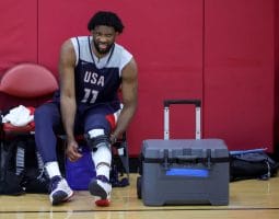 La rodilla de Embiid no da tregua