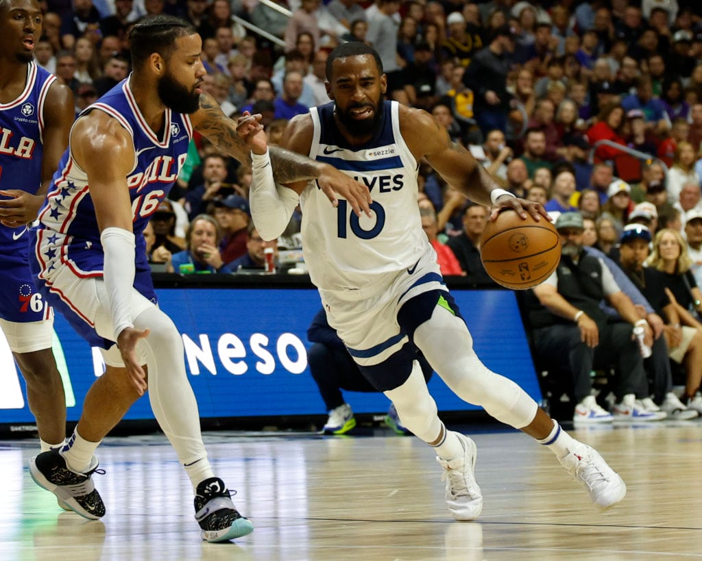 Mike Conley conduce el balón